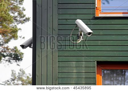 Caméras de sécurité sur les murs du bâtiment