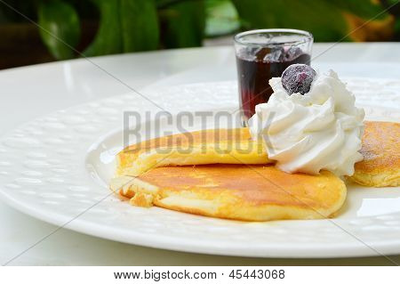 Panqueca com Wipcream e xarope de mirtilo