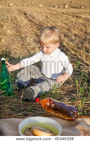 Kleinkind-Junge von zwei Jahren machen Picknick auf Golden Heu-Feld