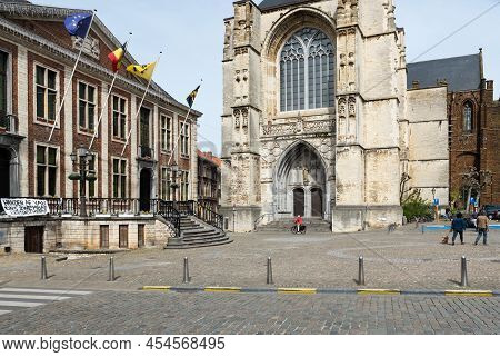 Diest, Limburg, Belgium - 11 04 2022 - Tourists Visiting The Old Market Square With Historical Facad