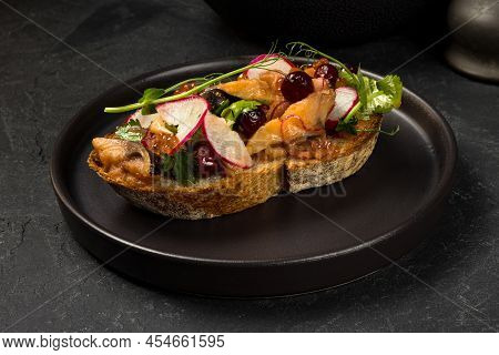 Toast With Delicious Sugudai And Fresh Vegetables On Plate