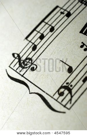 Fragment av mycket gamla musikaliska blad.