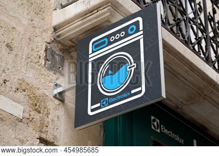 Bordeaux , Aquitaine  France - 05 15 2022 : Electrolux Logo Brand And Sign Text On Facade Shop Multi