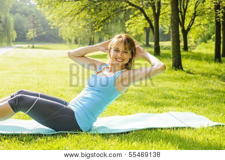 Frau tun Situps im park