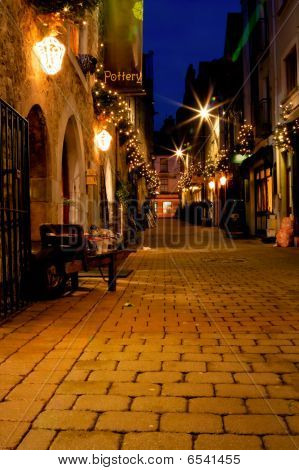 Old City Street dekoreret med lys om natten
