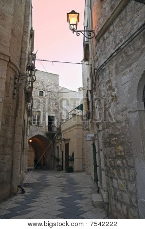 Uličky města Giovinazzo Staroměstské. Apulie.