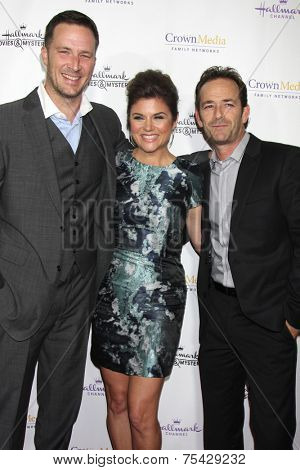 LOS ANGELES - NOV 4:  Brady Smith, Tiffani Thiessen, Luke Perry at the 