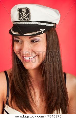 Frau marine Pirate Service Cap. Gesicht Portrait auf rotem Hintergrund.
