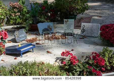 Gilbert Becaud grave