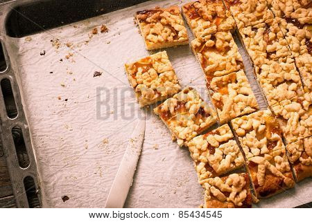 Pie with apples and apricot jam