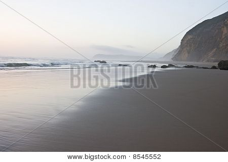 Spiaggia vuota con nebbia