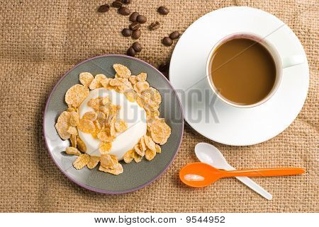 Mjölk Pudding med söta Crips och kaffe
