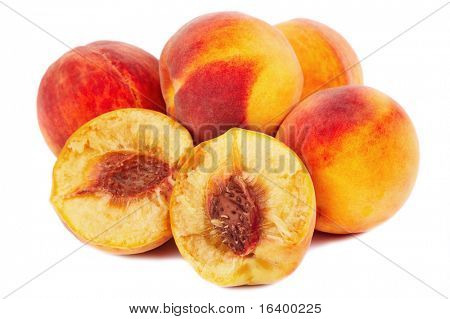 Bunte Pfirsiche, isolated on white