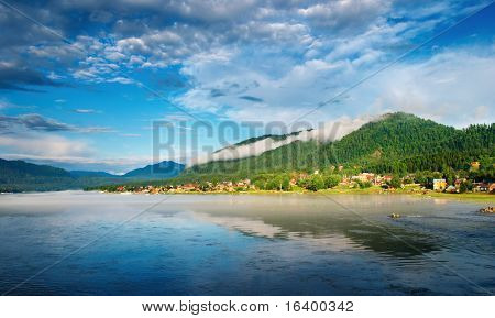 Vesnice na břehu jezera, jezero Teletskoe