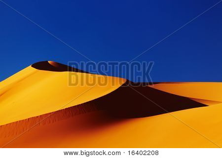 Sandklit i Sahara-ørkenen ved solnedgang, Algeriet