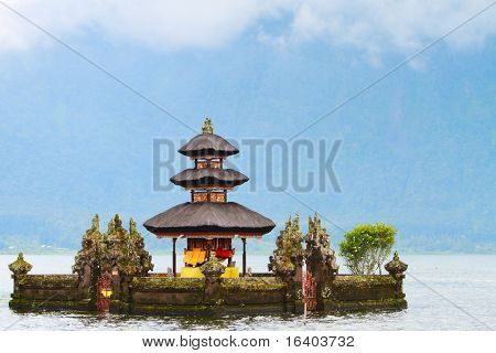 Hermoso templo de Bali agua en el lago Bratan