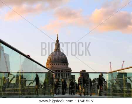 Catedral de Saint Paul e a Millenium Bridge, Londres