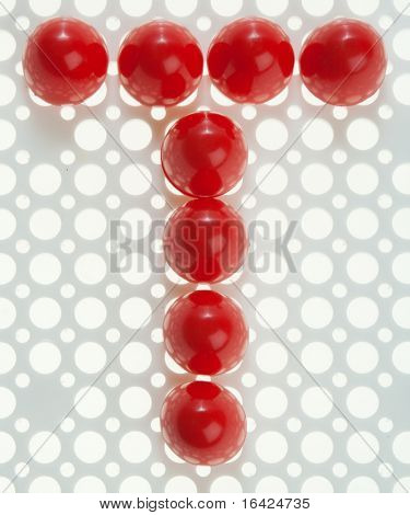 Font fatta di piastrelle di mosaico rosso. Altre lettere sono anche nel mio portafoglio.
