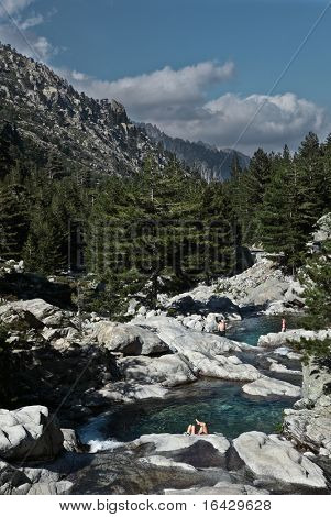 Córcega interior, espléndido valle de Restonica - con piscinas naturales en el río y montañas exquisitas