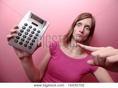 Brach - Portrait einer jungen Frau hält eine Rechenmaschine, auf es mit dem Finger zeigen und suchen r