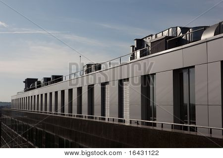 Budova moderní architektury (výzkumné centrum/moderní nemocnice)