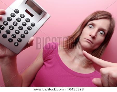 Brach - Portrait einer jungen Frau hält eine Rechenmaschine, auf es mit dem Finger zeigen und suchen r
