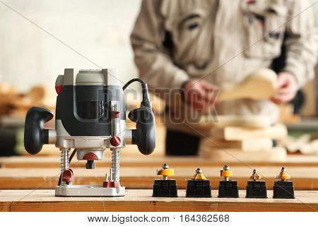 Carpenter and joiner router with a cutters