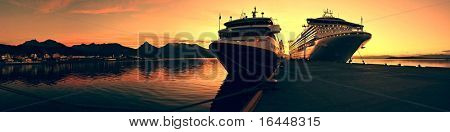 Bateau de croisière amarré à Ushuaia, au lever du soleil