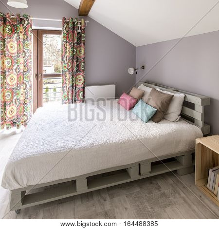 Pallete Bed In Modern Bedroom