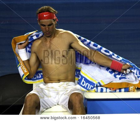 MELBOURNE, AUSTRALIA - 22 de enero: Rafael Nadal cambia su camisa en su victoria sobre Phillipp Kohlschre