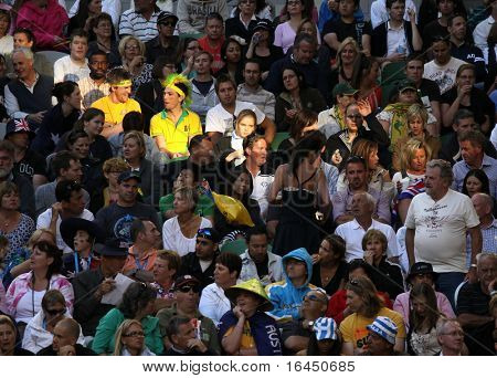 MELBOURNE, AUSTRALIA - 23 stycznia: Tłum na Rod Laver Arena zegarki Lleyton Hewitt w jego trzecim przeglądzie