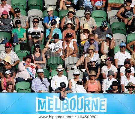 MELBOURNE, AUSTRALIA - 27 gennaio: Guarda folla un gioco di tennis presso l'Australian Open 2010 a Rod Lave