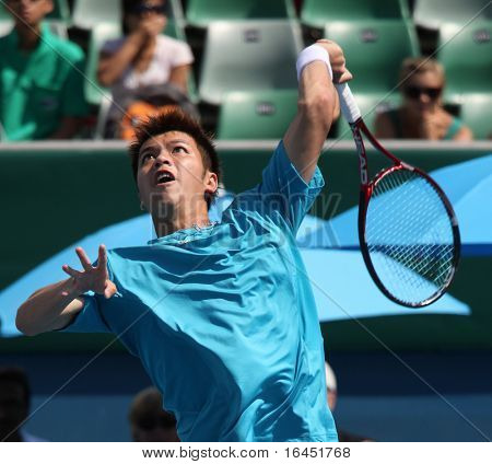 MELBOURNE, AUSTRALIA - 6 marzo: Yi Chu-Huan colpisce un volley in gomma doppio della cravatta di Coppa Davis