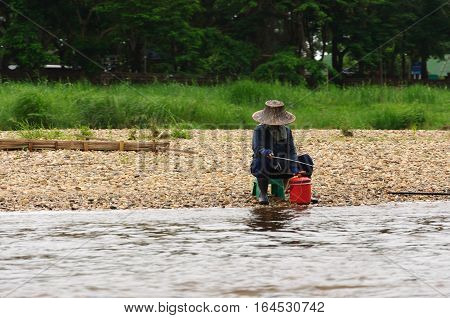 thai fisherman in a river Mekong, thailandia