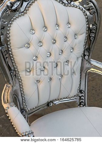 Precious Ancient Chair In White Leather And Diamond Buttons