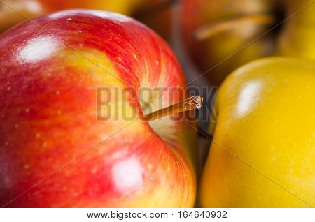 red and yellow apples on a wooden table