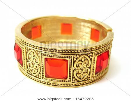 황금 팔찌 흰 배경에 고립의 클로즈업