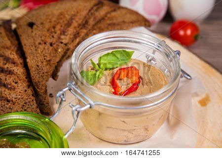 Mushroom mousse with crispy toast with basil and pepper