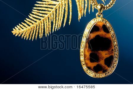 어두운 배경에서 파란색된으로 쿨롱