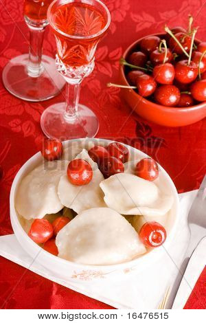plaat met vareniks en cherry
