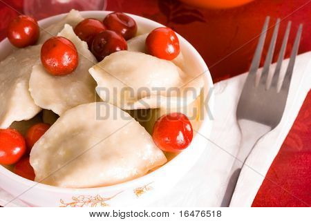 plaat met vareniks en cherry