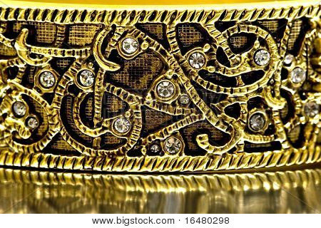 다이아몬드와 금 팔찌의 클로즈업
