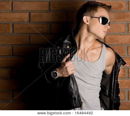 Moda uomo vicino al muro