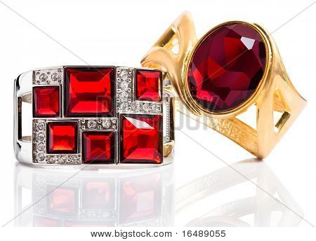 흰 배경에 고립 된 루비 팔찌