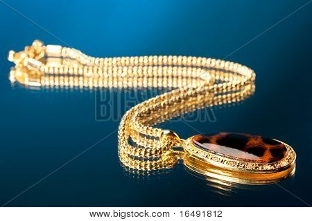 어두운 배경에서 파란색된으로 쿨롱