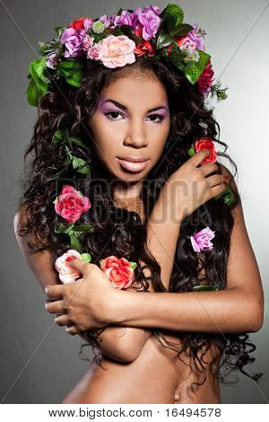 Elegant mulat pige med tudorroser af blomster