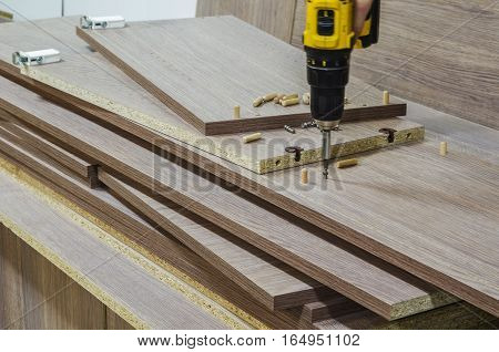 Bonding and assembly of furniture on the wooden pins