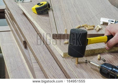 Bonding and assembly of furniture on the wooden pins