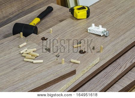 Bonding and assembly of furniture on the wooden pins