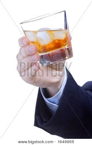 Muž, který držel sklenici whisky
